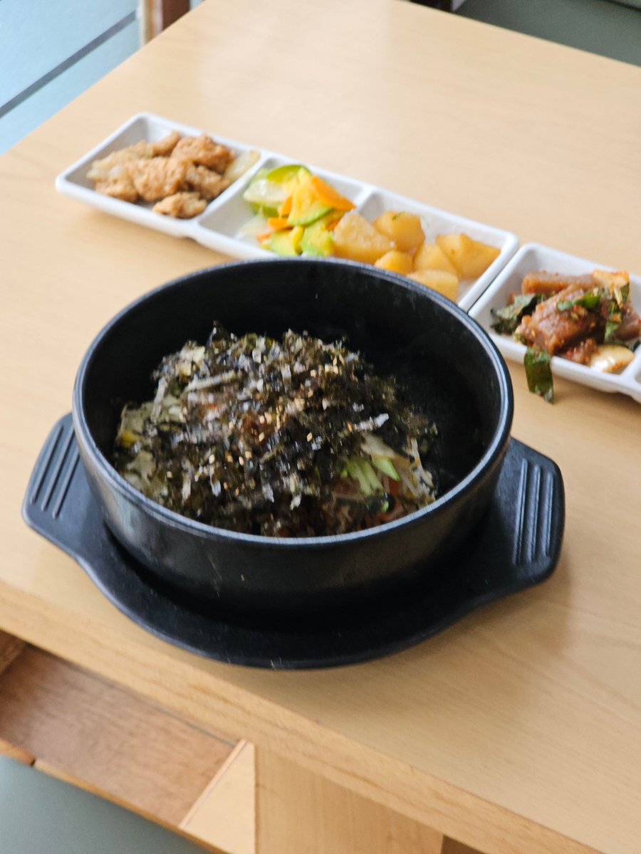 자주 가던 분식집 이제 못 갈 듯...
그동안 나만 있어서 몰랐는데

<내 반찬        옆테이블 아저씨 반찬>

계란말이 감자조림 애호박 도토리묵...?
이런 거 처음봐요.....