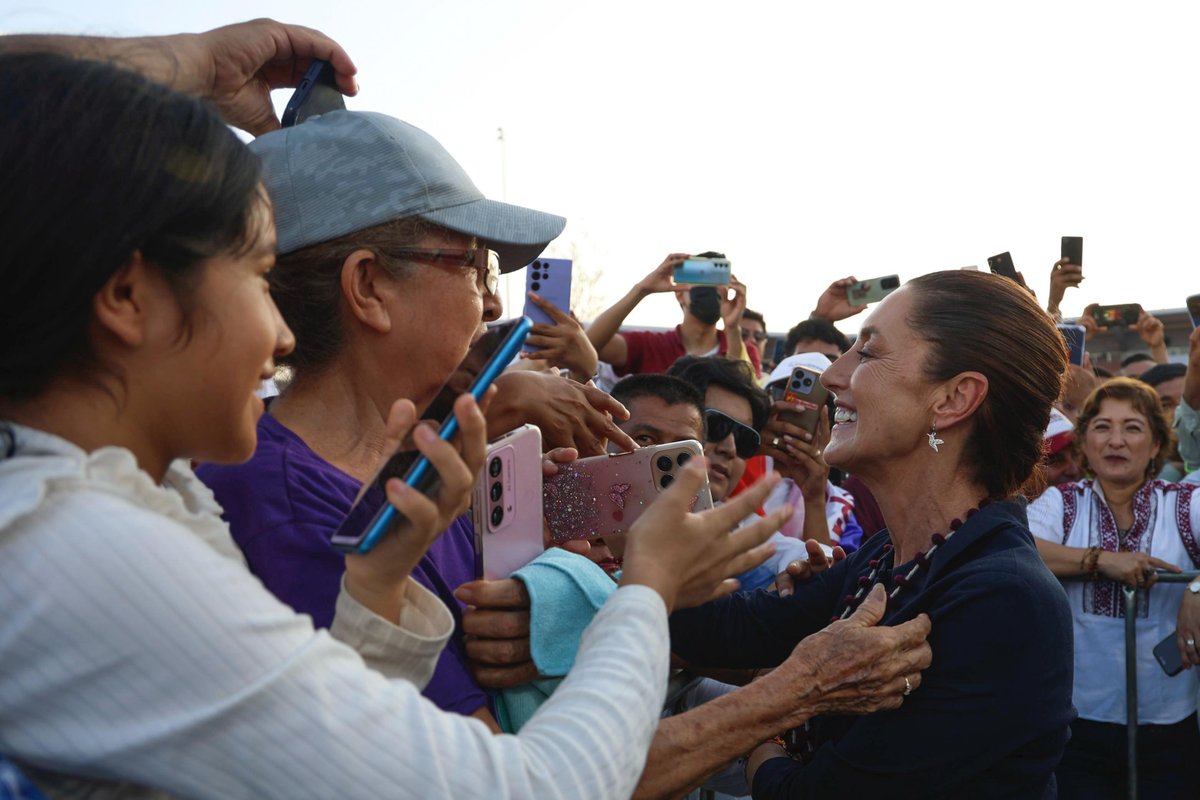 Claudiashein's tweet photo. Concluimos la primera parte de la gira nacional para rendir cuentas a las y los mexicanos; hoy recorrimos Coahuila, Tamaulipas y Veracruz. Gracias por tanto cariño; amor con amor se paga. https://t.co/M4CXGpGulc