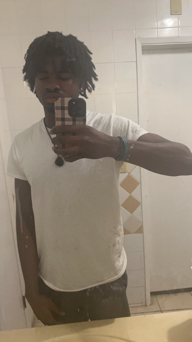 si9mesee's tweet photo. Mood bc I’m finna get my finger amputated https://t.co/Bis08IFNkr