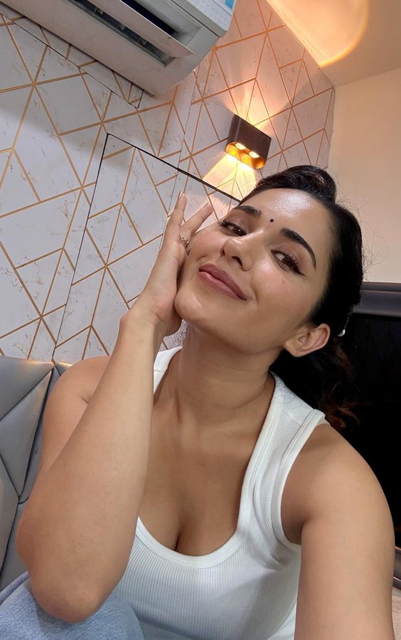 G0SSS7XbcAADoJ0?format=jpg&name=900x900