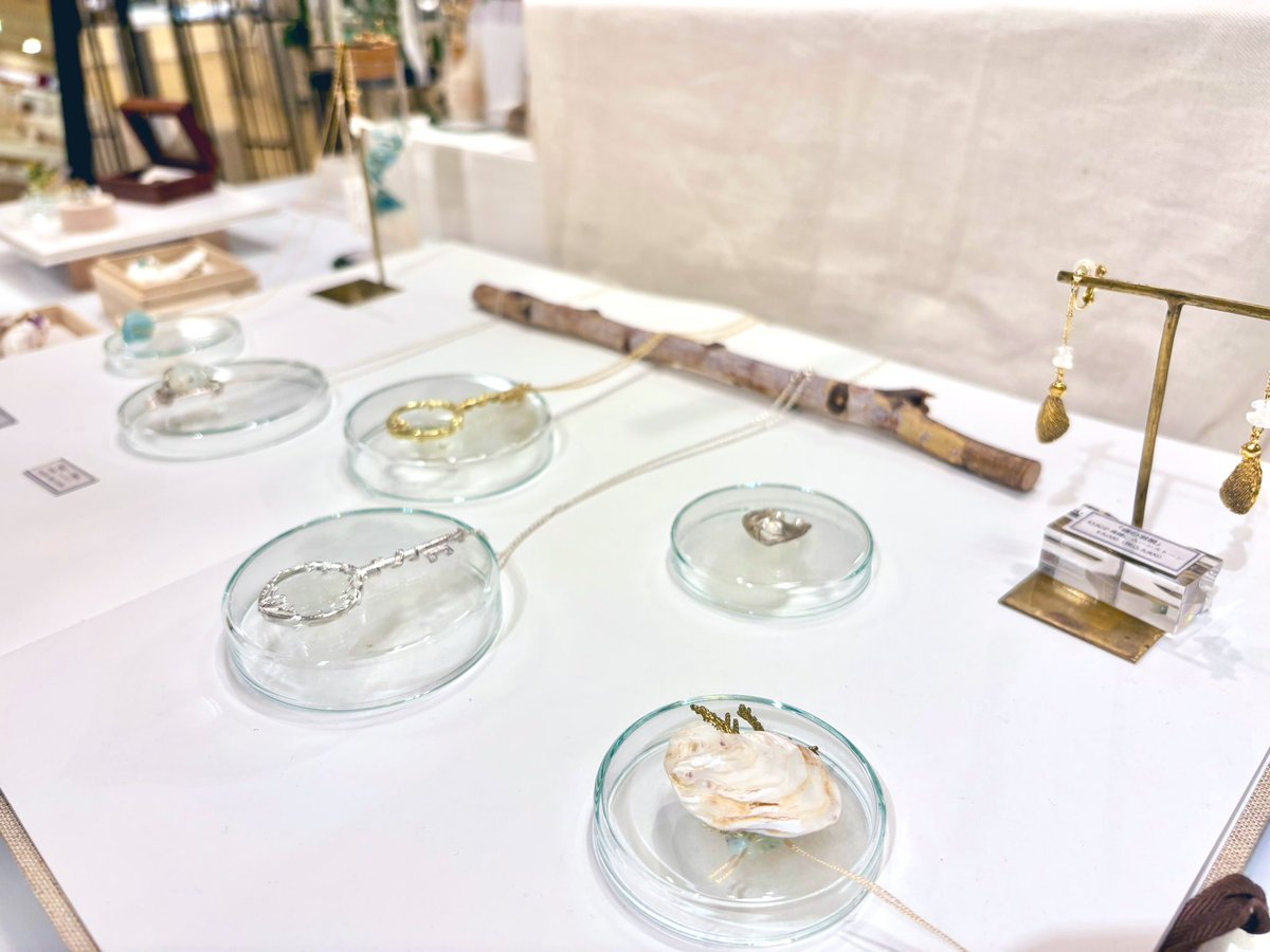 本日最終日です💫
ルーペなど旅立ったものも追加制作しました。17時までお待ちしてます🐇🌝