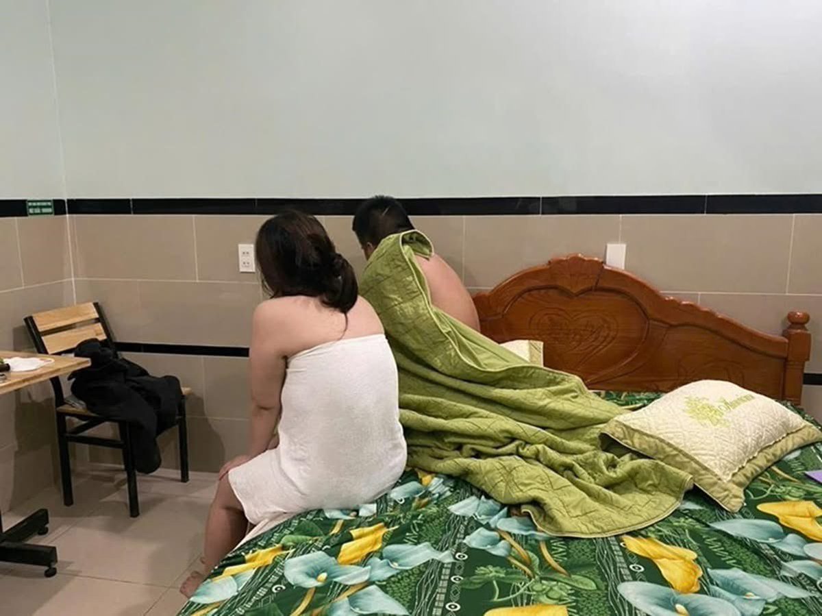 Sinh viên này chắc năm 11 luôn quá 
——
Nữ sinh viên năm nhất ĐH danh tiếng môi giới b.á.n d.â.m 50 triệu đồng/đêm, “c.ắ.t” hoa hồng cả 2 đầu

"Thế giới ngầm" M.ạ.i d.â.m