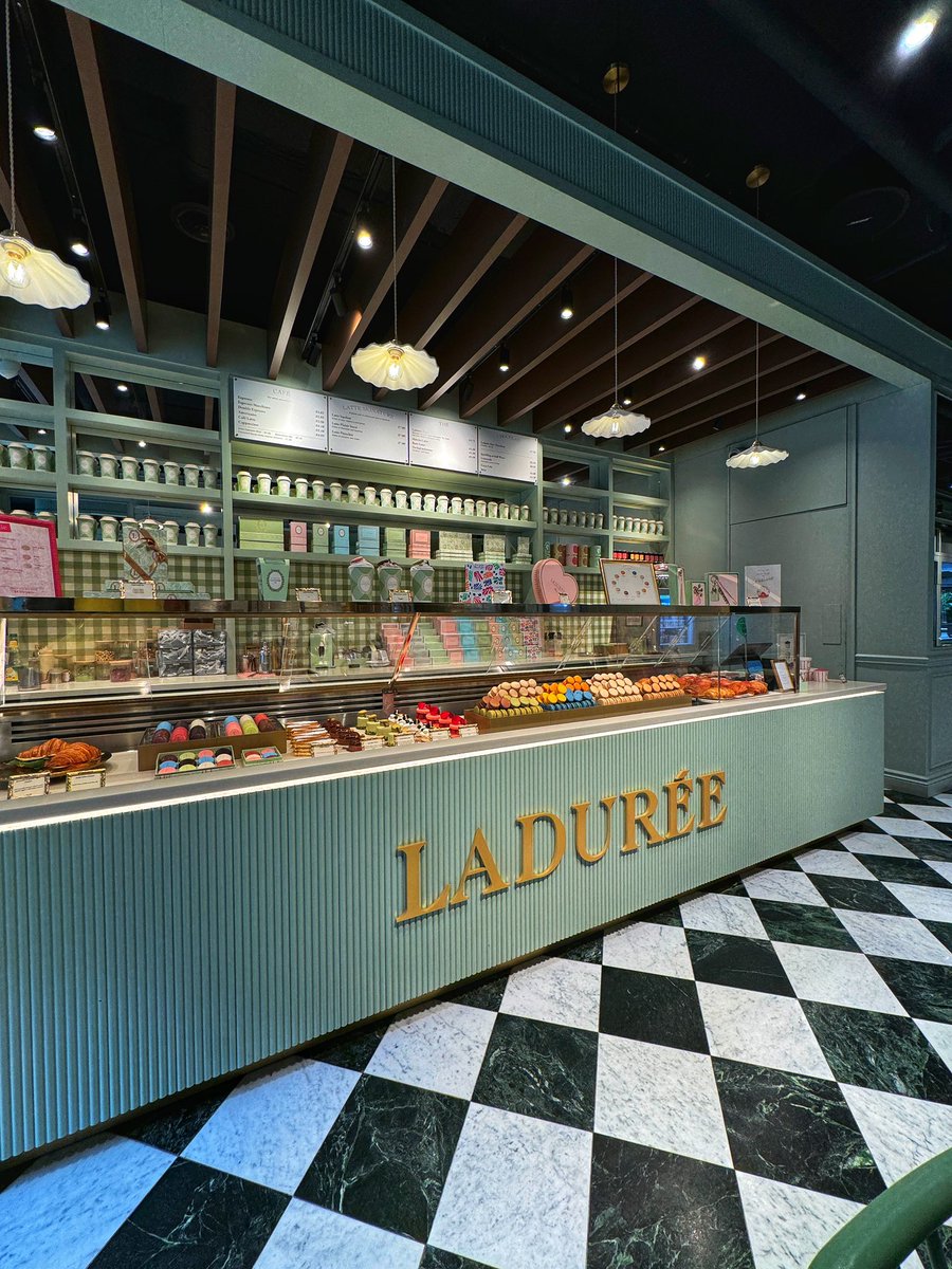 شاید اصفهان واقعا نصف جهان نباشه ولی تو نصف جهان اثری ازش هست!

Ladurée, Yorkville