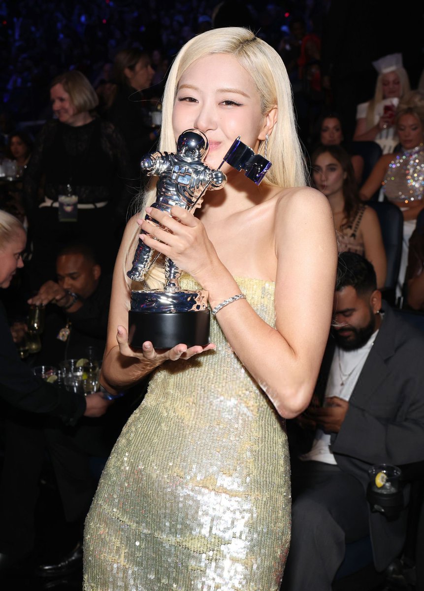 ROSÉ AND HER AWARD