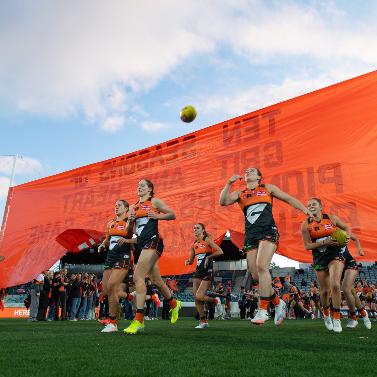 Manuka Oval tweet media