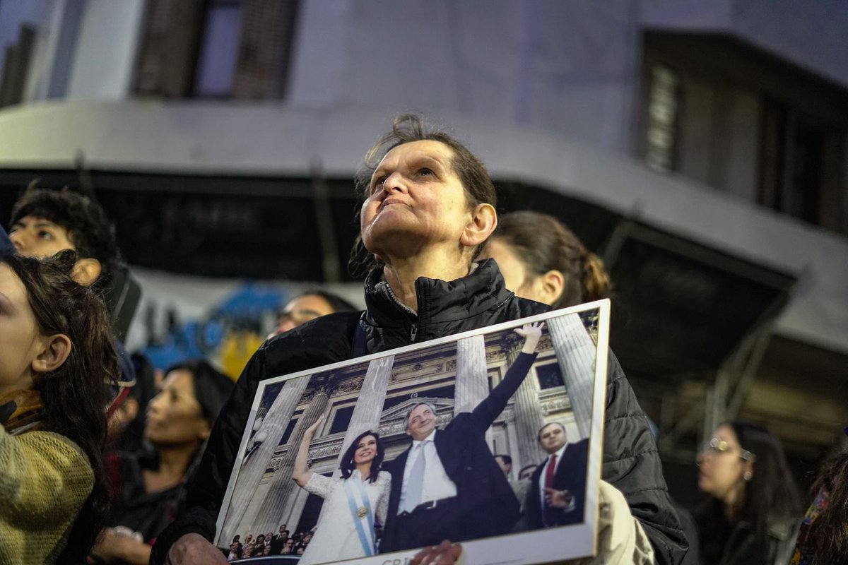 Este pueblo no cambia de ideas, lleva las banderas de Evita y Perón.

✌🏼— • Siempre junto a Cristina.