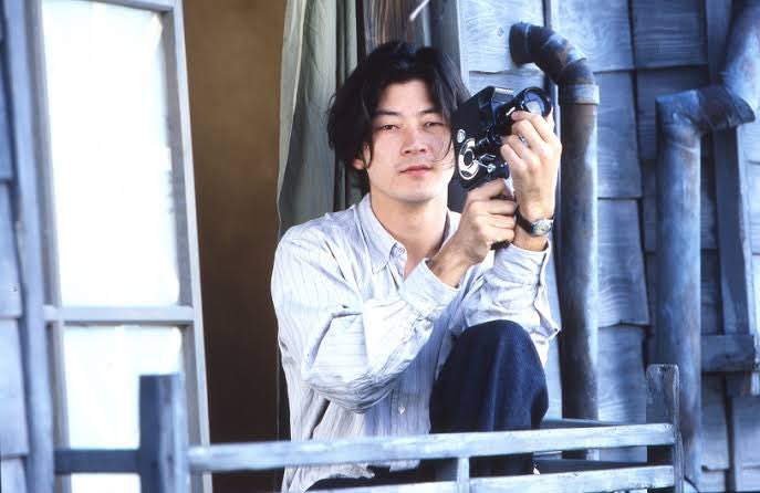 SteeveetS's tweet photo. 映画『白痴 / Hakuchi : The Innocent』

戦時下の日本。TV局に勤める伊沢は路地裏の仕立屋に下宿。近所には変人の木枯や堕ちた生活を営む人々が住む。TV局では人気アイドルの銀河が思索的な伊沢を苛めていた。ある夜伊沢の部屋の押入れに木枯の妻で白痴のサヨが隠れていた。

https://t.co/HA3d1SsDqq https://t.co/SlQFdydPBj