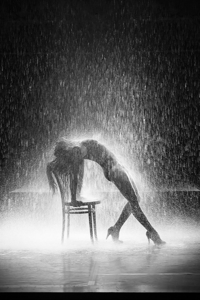 Seanlofficial's tweet photo. Sabrina Carpenter channels ‘Flashdance’ as she gets water poured on her at the #VMAs https://t.co/rAFcu9Pmvw