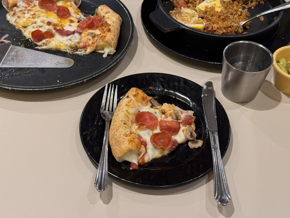 이재모피자에 다녀왔어요 
옆테이블이랑 피자 교환해먹고 싶다는 생각해본적 있나요 상상이 현실이 되다 ••• 어쩜 옆자리 숙녀분들이 무화과 루꼴라를 시키신거야 우린 오리지널 피자시켰는데 ꒰ ⸝⸝ɞ̴̶̷ ·̮ ɞ̴̶̷⸝⸝꒱꒰ ⸝⸝ɞ̴̶̷ ·̮ ɞ̴̶̷⸝⸝꒱/