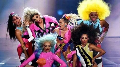deadpetzskies's tweet photo. SABRINA CARPENTER FILHA DA MILEY CYRUS MESMO. SÓ AS DUAS TERIAM ESSA CARA E CORAGEM DE REALIZAR PERFORMANCES TÃO SIGNIFICATIVAS E ICÔNICAS NO PALCO DO #VMAs https://t.co/x8OpIrYKVr