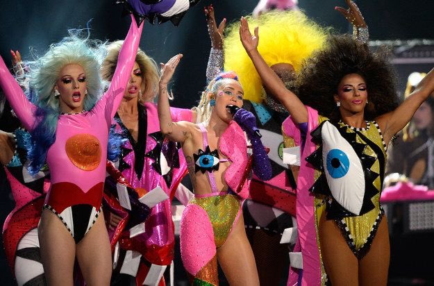 deadpetzskies's tweet photo. SABRINA CARPENTER FILHA DA MILEY CYRUS MESMO. SÓ AS DUAS TERIAM ESSA CARA E CORAGEM DE REALIZAR PERFORMANCES TÃO SIGNIFICATIVAS E ICÔNICAS NO PALCO DO #VMAs https://t.co/x8OpIrYKVr
