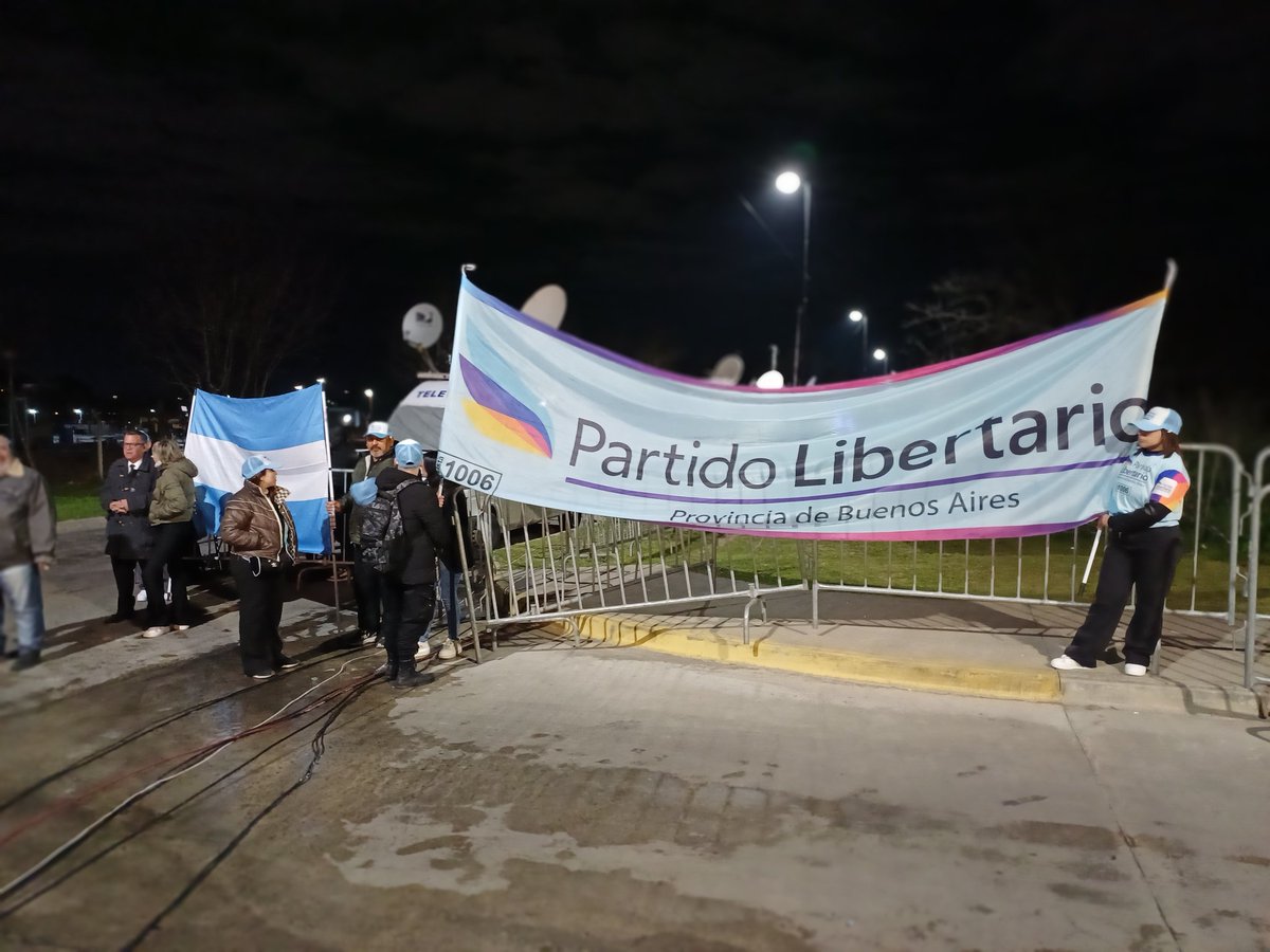 despues de horas dejaron entrar a las hordas libertarias que clamaban por su líder