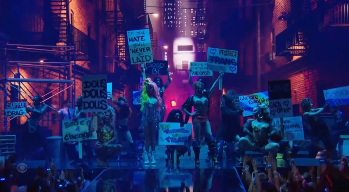 Sabrina Carpenter Tour Info 💋 (@sabrinatourinfo) on Twitter photo Signs during <a href="/SabrinaAnnLynn/">Sabrina Carpenter</a>’s 2025 #VMAs performance:
“DOLLS DOLLS DOLLS”
“SUPPORT LOCAL DRAG”
“IF YOU HATE YOU’LL ‘NEVER GET LAID’”
“PROTECT TRANS RIGHTS”
“LOVE EACH OTHER”
“WE ARE EVERYWHERE”
“FOR THE THEYS AND THE GAYS” Signs during <a href="/SabrinaAnnLynn/">Sabrina Carpenter</a>’s 2025 #VMAs performance:
“DOLLS DOLLS DOLLS”
“SUPPORT LOCAL DRAG”
“IF YOU HATE YOU’LL ‘NEVER GET LAID’”
“PROTECT TRANS RIGHTS”
“LOVE EACH OTHER”
“WE ARE EVERYWHERE”
“FOR THE THEYS AND THE GAYS”