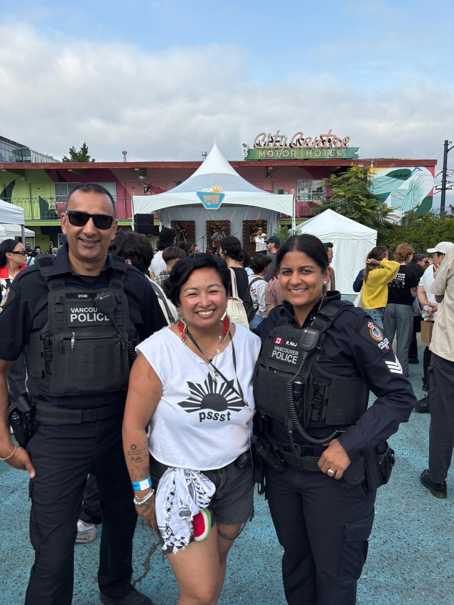 VPDDiversity's tweet photo. Today, #VPD was out in community at the Van City Centre Artist Lodge to attend the 2025 #KamayanFest!
It was wonderful to attend this special event to recognize the diversity, excellence, and resilience at the core of Filipinx heritage.
The day was filled with fun outdoor activities, celebrating innovative creators, live performances, and delicious food!
Many thanks to the event organizers and to all who attended! 🇵🇭✨
@VancouverPD