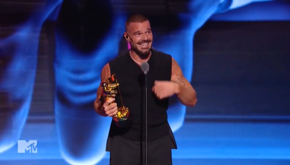 Ricky recebendo o prêmio de Ícone Latino. 🏆 🎉🎉❤️❤️❤️ <a href="/ricky_martin/">Ricky Martin</a> #VMAs  #VMA  #VMAnoParamount #vmas2025 #RickyMartin