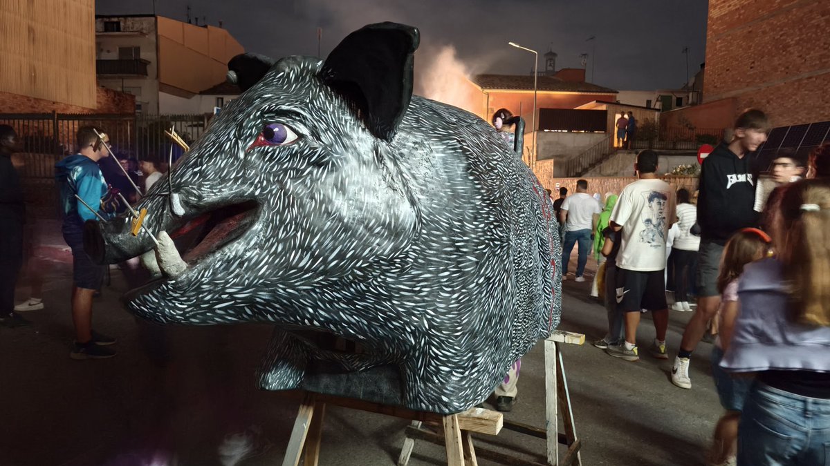 ✨ L’última nit de Festa Major ha arribat amb tota l’energia!
Les forces diabòliques de Sanaüja encenen el tradicional correfoc, i enguany amb una novetat;  el bestiari del Berro que ha fet tremolar els carrers de la vila