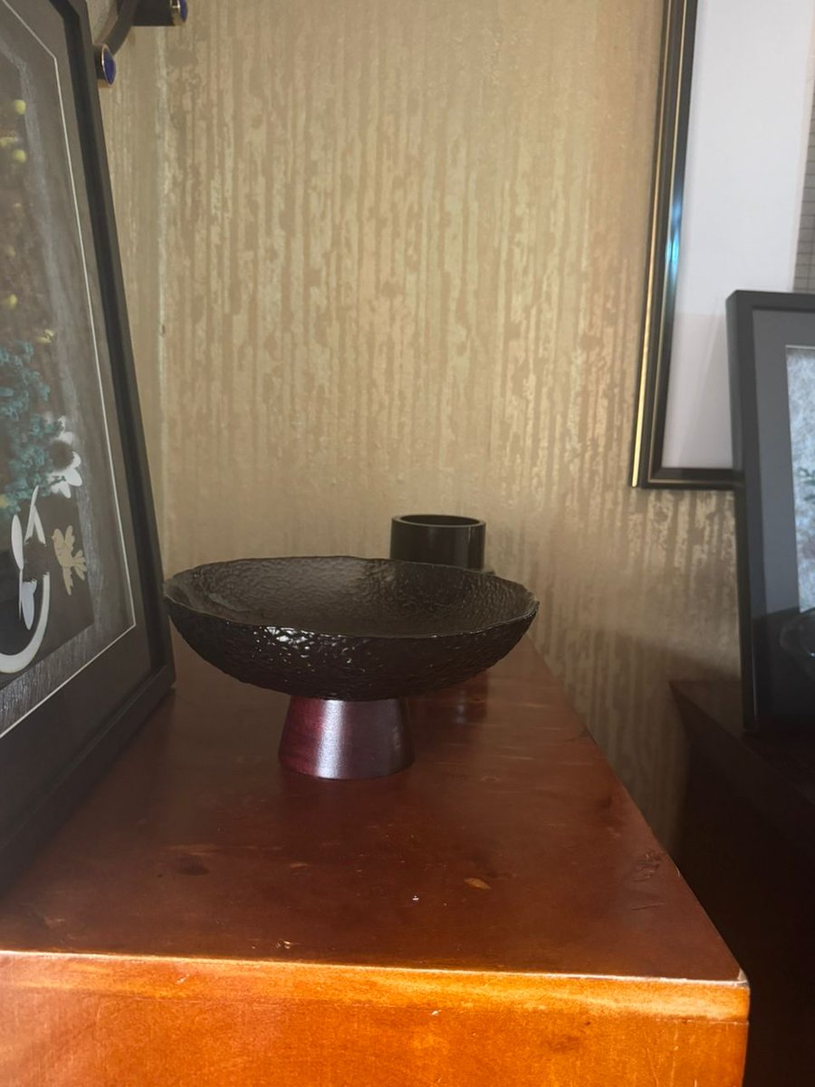 EdemaEnterpris1's tweet image. Handcrafted elegance meets modern living our glass bowls bring style &amp;amp; function to any room.
Why Choose Us?
 Artisan-made &amp;amp; unique
Versatile: fruit, keys, jewelry, or pure decor
Clear, colored, textured &amp;amp; geometric designs

#GlassDecoBowls #LuxuryDecor #EdemaStores #uganda