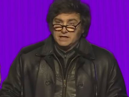 El tipo tenia literalmente cinco camperas. Qué mierda tiene este tipo, loco?