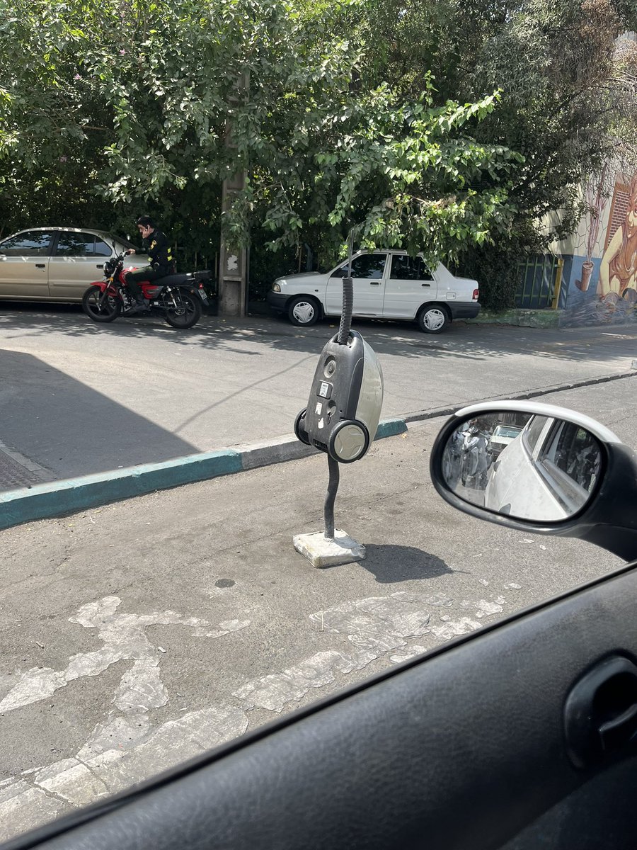 amiin_safa's tweet photo. صحنه ای وحشتناک از به صلیب کشیدن در خیابان های تهران!!!! https://t.co/2s88MKpvDL