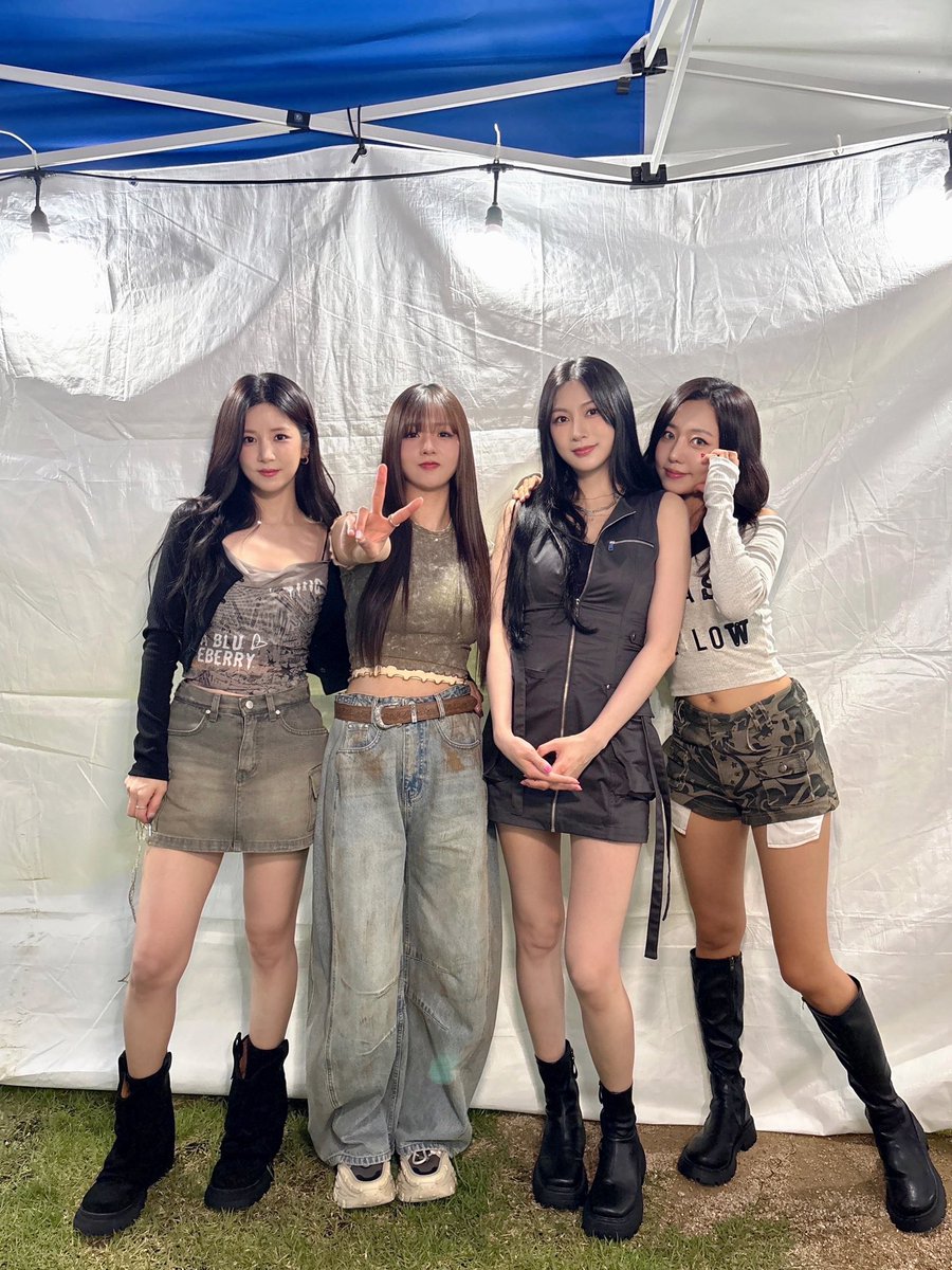 LegendaryApink's tweet image. September 2025 Apink completes two performances at festivals