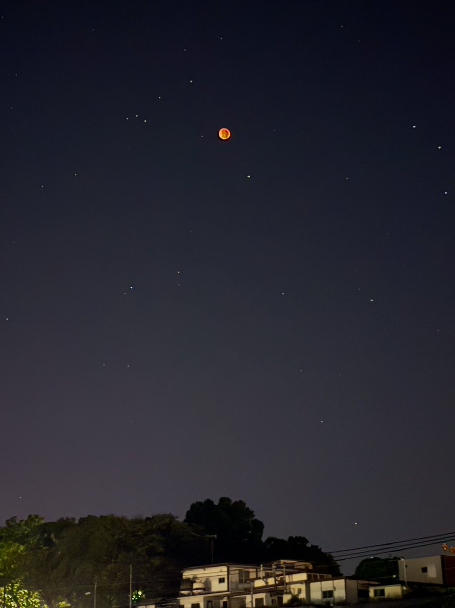 皆既月食をiPhone15 Pro Maxで撮りました。

天候に恵まれて素敵な天体観測が出来ました🌙