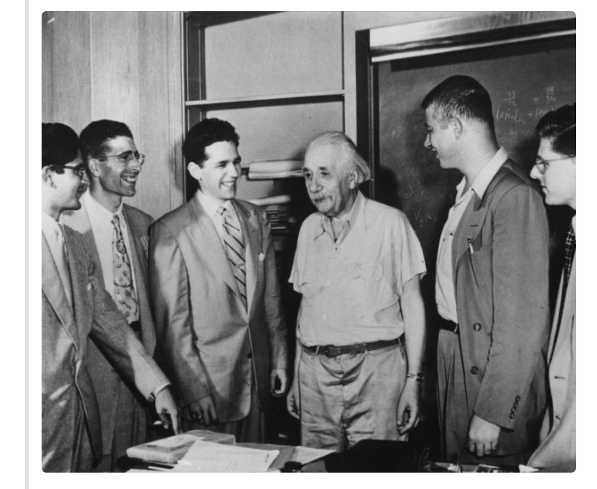 FrenkieWoody's tweet photo. Quando Einstein insegnava in molte università degli Stati Uniti la domanda ricorrente che gli studenti gli facevano era sempre la stessa:
"Crede in Dio?"
Einstein dava sempre la stessa risposta:
"Credo nel Dio di Spinoza."

Baruch Spinoza è stato un importante filosofo vissuto durante il XVII secolo, dunque in pieno razionalismo: la sua filosofia si basa quindi molto sulla logica, tanto da identificare Dio come ordine geometrico del mondo, che si manifesta nella perfezione della Natura.
Il suo pensiero si può quindi condensare in una delle sue espressioni più famose, Deus sive natura: Dio ovvero la Natura.
C'è chi sostiene che il Dio di Spinoza possa pronunciare queste parole:

“Smettila di pregare e di batterti sul petto.
Divertiti, ama, canta e goditi tutto ciò che questo mondo ti può dare.
Non voglio che tu visiti i templi freddi e bui che tu dici essere la mia casa!
La mia casa non è in un tempio, ma nelle montagne, nelle foreste, nei fiumi, nei laghi e nelle spiagge. È li che si trova la mia casa ed è lì che esprimo il mio amore.
Non farti ingannare dai testi scritti che parlano di me: se vuoi avvicinarti a me guarda un bel paesaggio, prova a sentire il vento e il calore sulla tua pelle.
Non chiedermi nulla, io non ho il potere di cambiare la tua vita, tu sì.
Non avere paura, io non giudico e non critico, non dispenso punizioni.
Non credere a chi mi semplifica in delle semplici regole da rispettare: quelle servono solo a farti sentire inadeguato ed in colpa per quello che fai, servono a mantenerti sotto controllo.
Non pensare sempre al mondo dopo la morte e non credere che è lì che conoscerai la vera bellezza: questo mondo ha da offrirti tanta di quella bellezza, e spetta solo a te scoprirla.
Non pensare che io ti ponga delle regole: sei solo tu il padrone della vita, e decidi tu cosa farcene.
Nessuno può dire cosa c'è dopo la morte, ma affrontare ogni giorno come se fosse l'ultima possibilità di amare, di gioire e di far qualsiasi cosa, ti aiuterà a vivere meglio.
Non voglio che tu creda in me perché qualcuno sostiene fortemente che io esista, ma voglio che tu mi senta sempre in te ed intorno a te."

È possibile immaginare che il pensiero di Spinoza non sia stato ben visto all'epoca, ma forse non lo è tutt'oggi: il Dio che Spinoza predica è un Dio di libertà, slegato dalle azioni umane del perdono e della punizione. Spinoza è stato uno dei filosofi che ha riportato la vita nelle mani della persona di chi la vive.
Einstein abbracciò completamente la visione geometrica e naturale di Dio. Un concetto che può farci riflettere su cosa sia la religione per noi e può ampliare le nostre vedute.