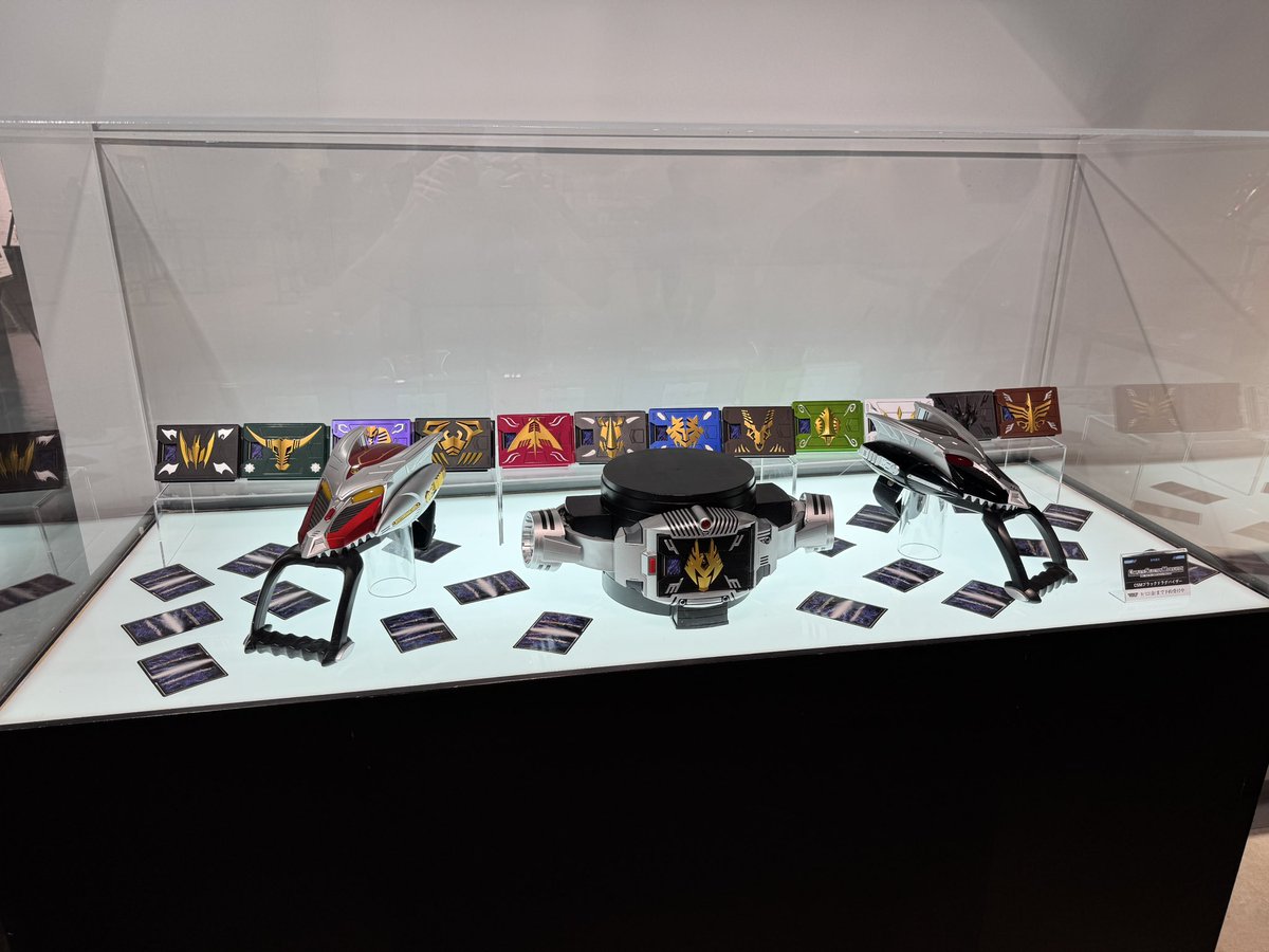 ライダー達は…
戦わなければ生き残れない！

俺たちオタクは…
多々買わなければ生き残れない‼️

龍騎の期間限定イベントのため池袋へ。