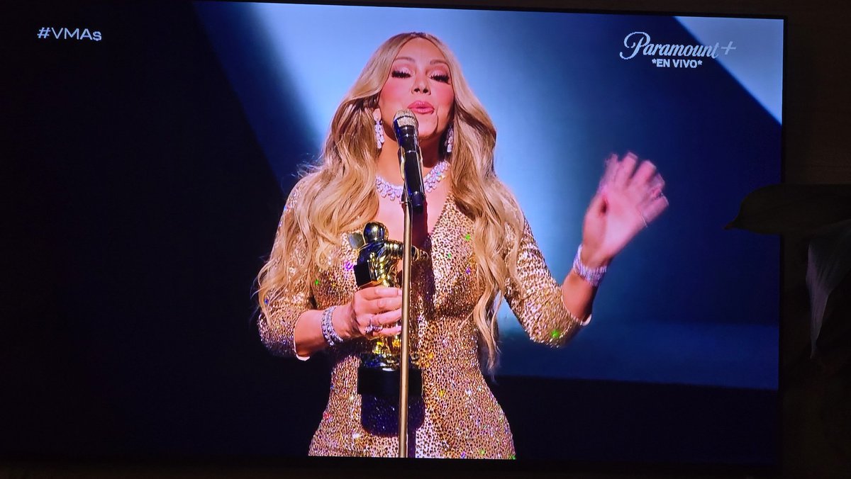 La icónica #MariahCarey recibe el Vanguard Award en los #VMAs