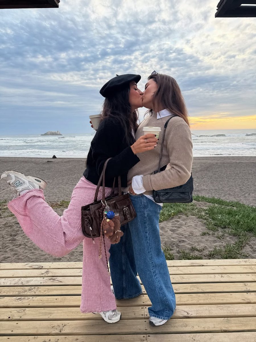 mysticache's tweet image. Cómo no voy a amar el friends to lovers si llevamos 10 años siendo testigos del friends to lovers más lindo del mundo🥹