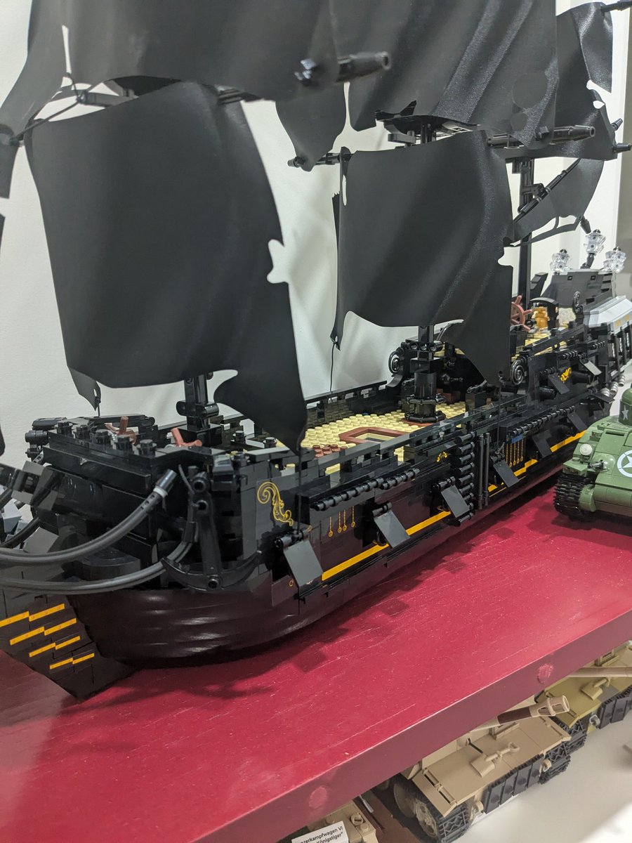 Also finished the <a href="/MouldKing/">MouldKing</a> Black Pearl. Another big one. Tanks for scale, lol.