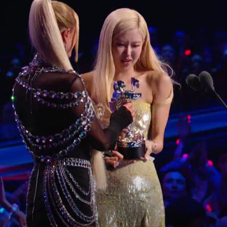 ROSIEMXCO's tweet photo. ¿Lo logramos?                    Si, lo hicimos. 🤍

VMAS WINNER ROSÉ
#ROSÉ_VMAs #ROSÉ
@numberoneHQ https://t.co/cab1jwDfKj