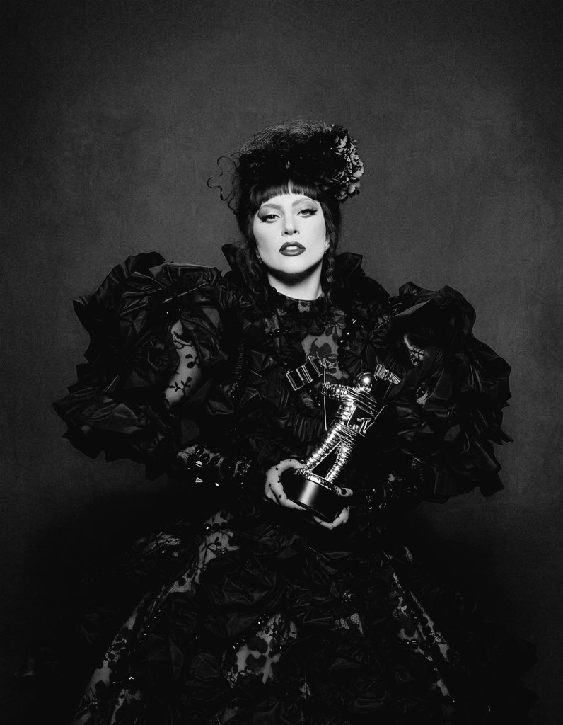 Como é bom ser fã da Lady Gaga. Uma artista multifacetada que sempre entrega qualidade e dá o seu melhor em tudo, o mais impressionante é testemunhar essa contribuição original em todos os seus projetos na indústria. Ela reescreveu o pop e mantém tudo com genialidade! 🖤 #VMAs