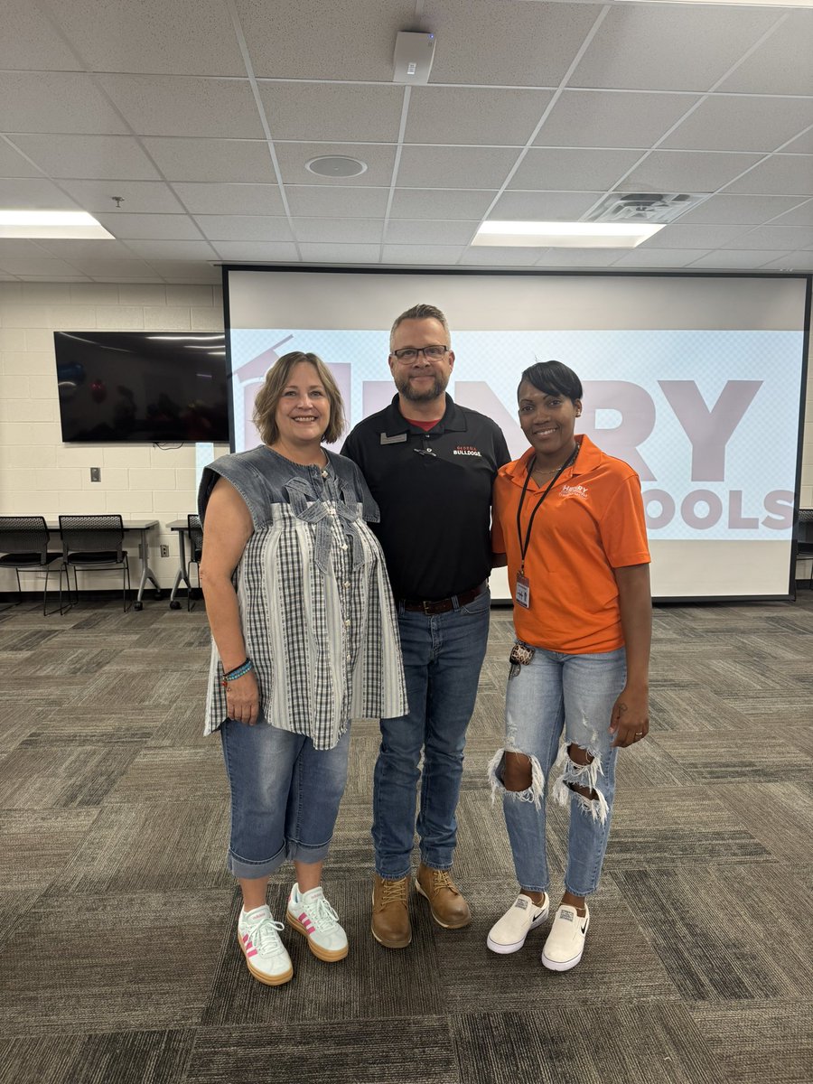 FontenotD0214's tweet photo. Had a great day Friday with some of my Luella drivers for dinner and driver of the month for Katherine and Candis! Thank you all for your dedication and making my job easier because of you! https://t.co/oVYJ9lg2fF