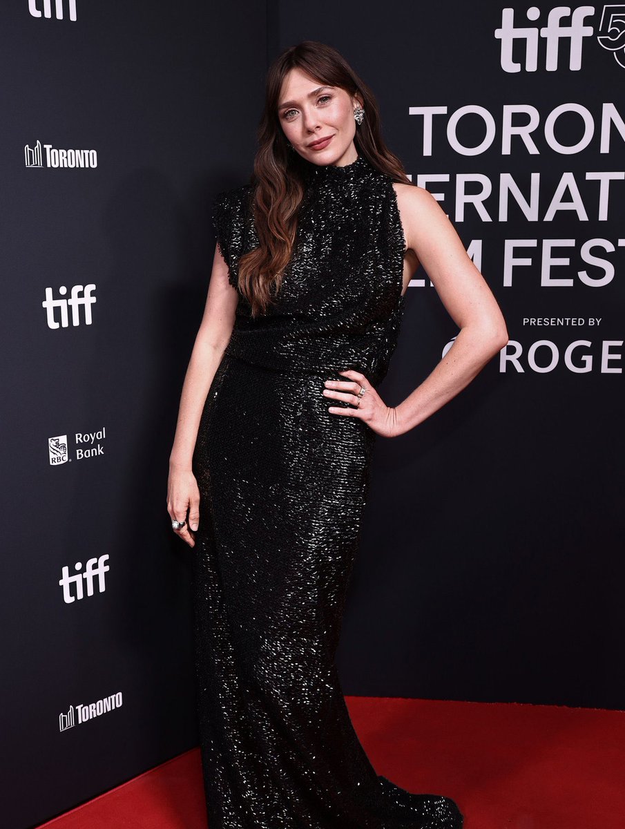wandasattorney's tweet photo. ELIZABETH OLSEN BODY TEA POSE NASTYYY https://t.co/0YuFetCqe9