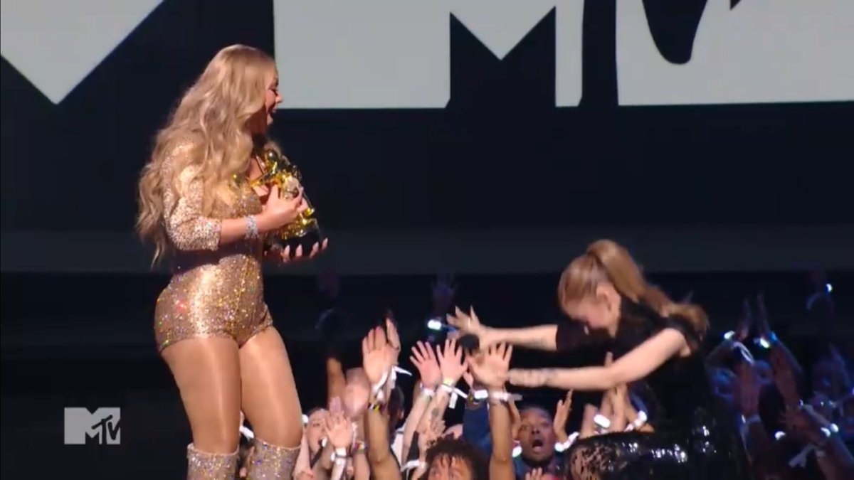 Mariah Carey para Ariana Grande:

“Obrigada, Ari! Você é a mais fofa, eu te amo, sou muito grata por você e estou extremamente orgulhosa de tudo que você conquistou, garota.” #VMAs