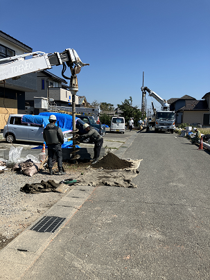 ChudenPowergrid's tweet photo. ■台風15号 停電情報■
静岡県の一部地域における停電により、長時間ご不便とご迷惑をおかけしております。復旧に向け、協力会社とともに全力で作業を進めております。工事完了後、安全が確保できた箇所から順次送電をしております。
写真は、倒壊した電柱の建替工事の様子です。 https://t.co/9fKnzoHnlw
