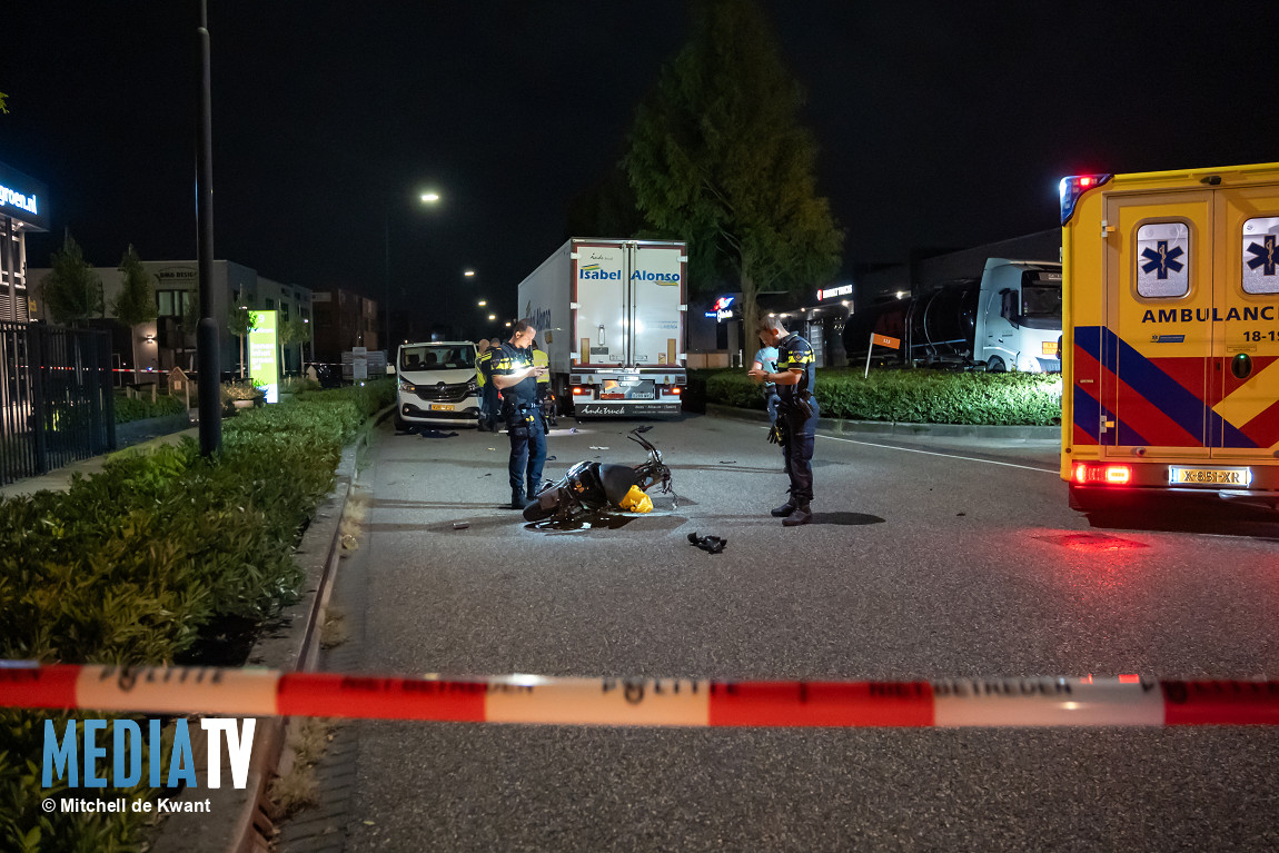Twee tieners op scooter zwaar gewond na botsing met vrachtwagen in Alblasserdam