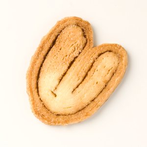 ginzawest's tweet photo. 新たな試みとして始めた月に一度の焼きたて販売。
毎月第２金曜日午後2時より販売します。第３回目を9月12日午後2時より日野工場直売店では「パルミエパイ」左、山梨一宮工場直売店では「リーフパイ」右を各限定100枚特別販売致します。  
どちらも焼きたて無包装ですので当日中にお召し上がり下さい。 https://t.co/rPW5jeO8G9