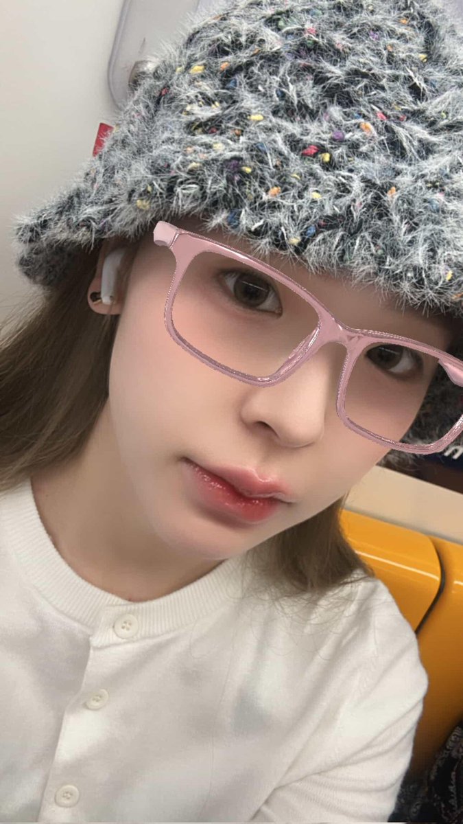 IG Broadcaster: junewanwimol19

"Hoy vine a estudiar en tren eléctrico, seguro que llego a tiempooo.”

#JuneWanwinol
#Forjune