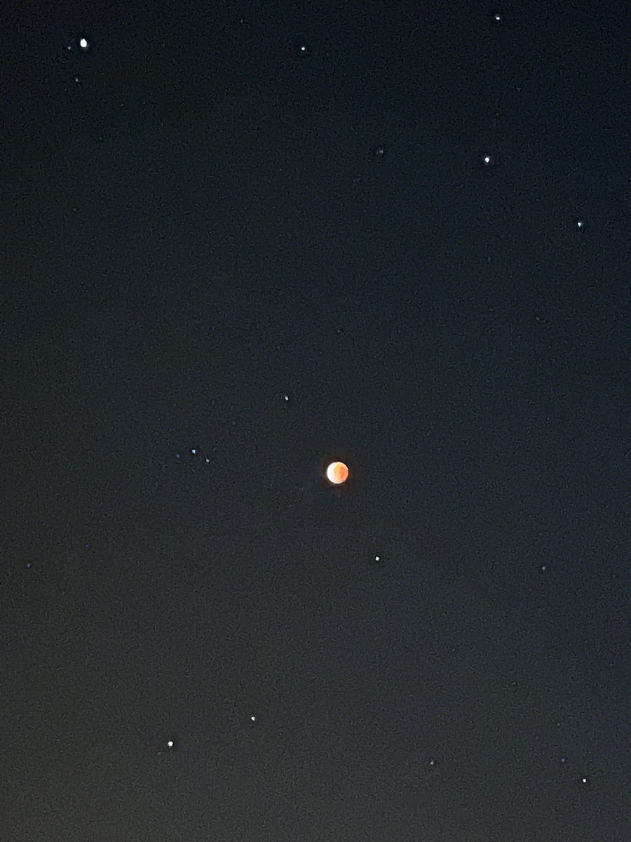 hoshino12121212's tweet photo. 皆既月食　月の周りの星空も圧巻だったので
見納めください✨⭐️

星っておもしろくてね

肉眼で見える星は銀河系内の星で、一般的に数千年から１万年くらい掛けてやってきています。 太陽に一番近い恒星からは４．３年かけてやってくる　見てる星の光は生まれる遥か前過去のもの

#宮古島　#伊良部島 https://t.co/d5LugTYXMO