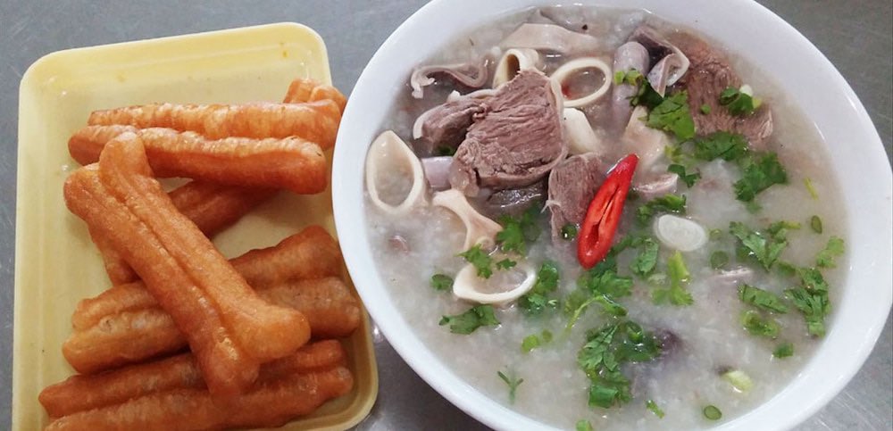 Sáng ra ăn bát cháo lòng
Anh đang húp cháo, thì nhớ lòng em