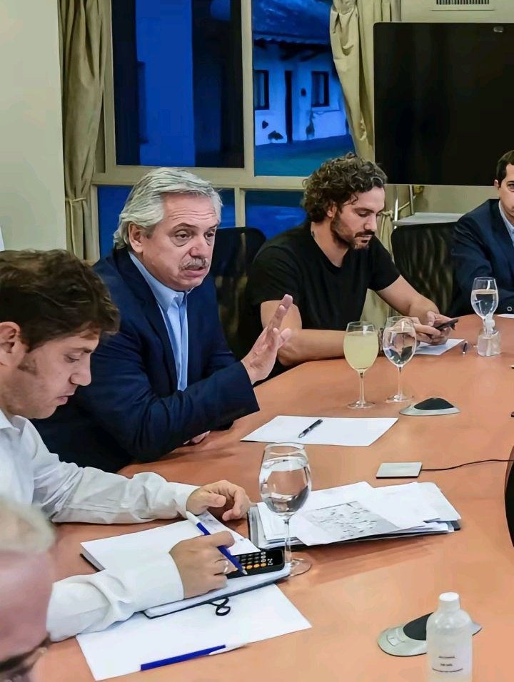 “Axel presidente” dicen los Kirchneristas. 

ESTAN LOCOS O REALMENTE QUIEREN QUE NOS GOBIERNE UN TIPO QUE HIZO 2 + 2 CON LA CALCULADORA. 
#EleccionesBonaerenses