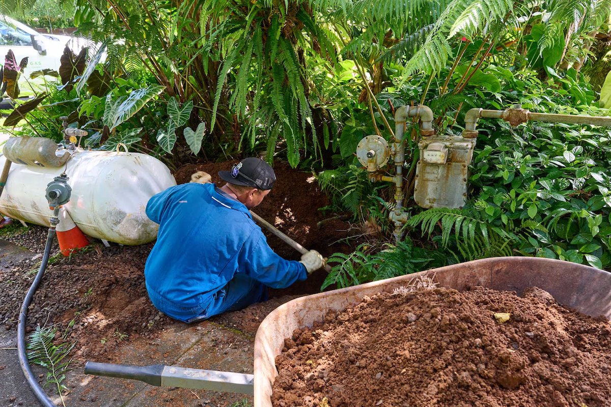 OwnDesignBuild's tweet image. Even small yard projects can damage underground pipelines. Always call 811—Hawaiʻi’s free One Call Center—at least five working days before digging. Protect your home, your community, and stay safe while building smart. zurl.co/FAQMY  via Hawaii Business…