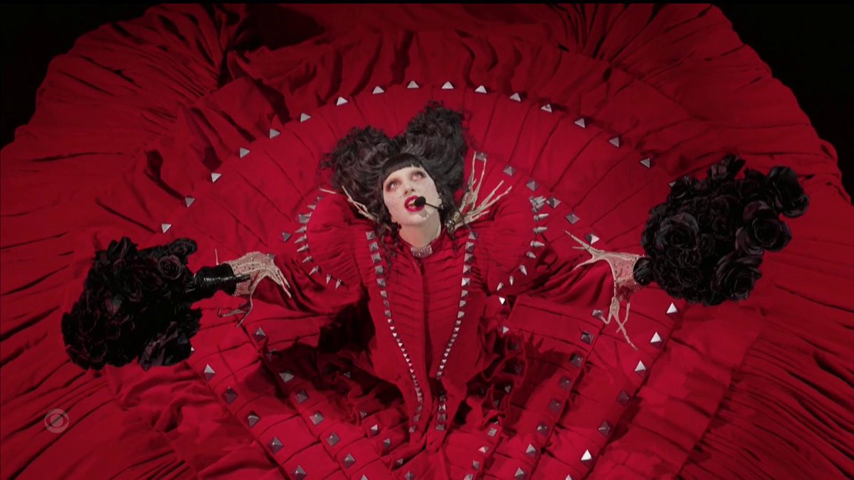 Lady gaga gravou isso aqui após repouso de voz onde todo mundo viu que no dia da gravação ela ainda tava se recuperando , apareceu no vma, pegou um dos seus prêmios da noite e já foi fazer um show de duas horas.

Não sei vocês, mas essa mulher é minha inspiração.