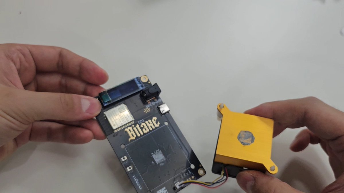 onebitebitcoin's tweet photo. Bitaxe Gamma 601 써멀 구리스 재도포 과정
1. 채굴기 보드 뒷면 플라스틱을 오므려서 반대 방향으로 밉니다 (핀셋 추천)
2. 써멀 구리스 도포 상태를 확인하고 닦아냅니다
3. 써멀 구리스를 재도포합니다
4. 다시 꽂습니다
온도가 떨어져보이는 건 기분탓?
#bitaxe #solosatoshi #비트코인 #채굴 https://t.co/YOPvewV99P