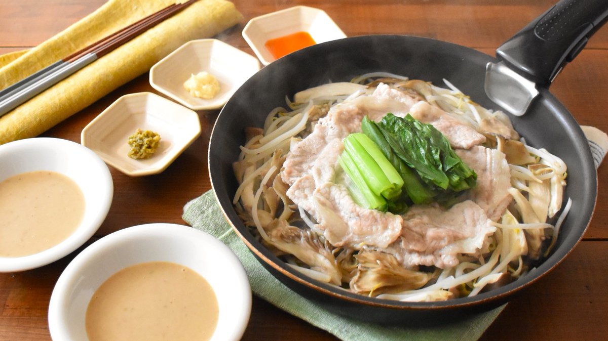 きのこも野菜もまとめてフライパンで蒸すだけ簡単！ほっとする一品ができあがり🍳
【作り方】