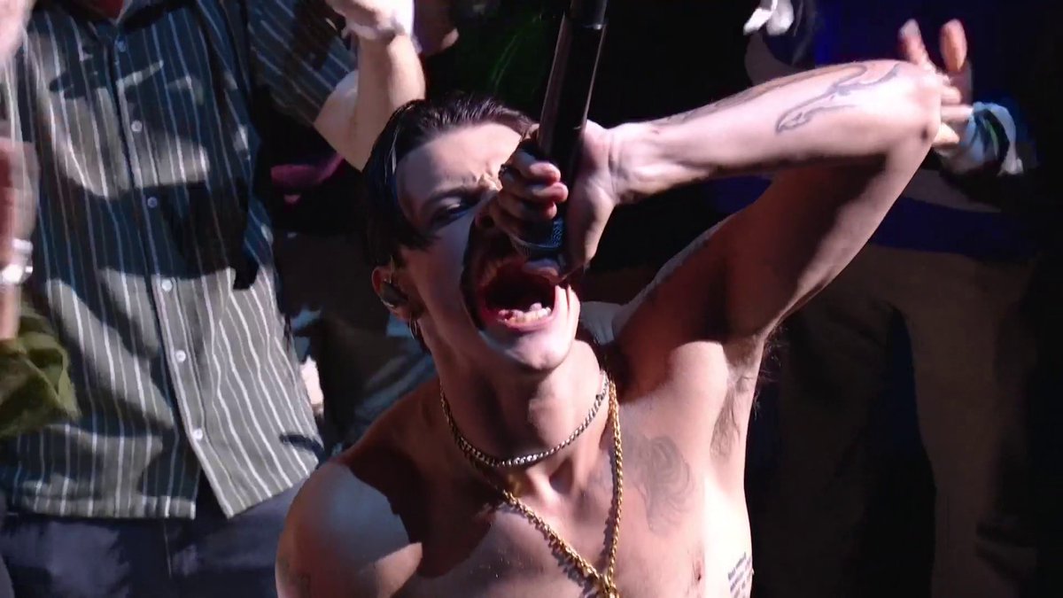 QUE BUEN ARRANQUE!!!!!
EMPEZÓ EL HOMENAJE A OZZY OSBOURNE!!! Y CON <a href="/YUNGBLUD/">YUNGBLUD</a>!!!!!

#VMAs <a href="/PlutoTVMX/">Pluto TV México</a> <a href="/PlutoTVAR/">Pluto TV Argentina</a> <a href="/MTVLA/">MTVLA</a> <a href="/MTVSur/">🌈 MTV Sur</a> <a href="/ParamountPlusMX/">Paramount+ México</a> <a href="/paramountplusar/">Paramount+ Argentina</a>