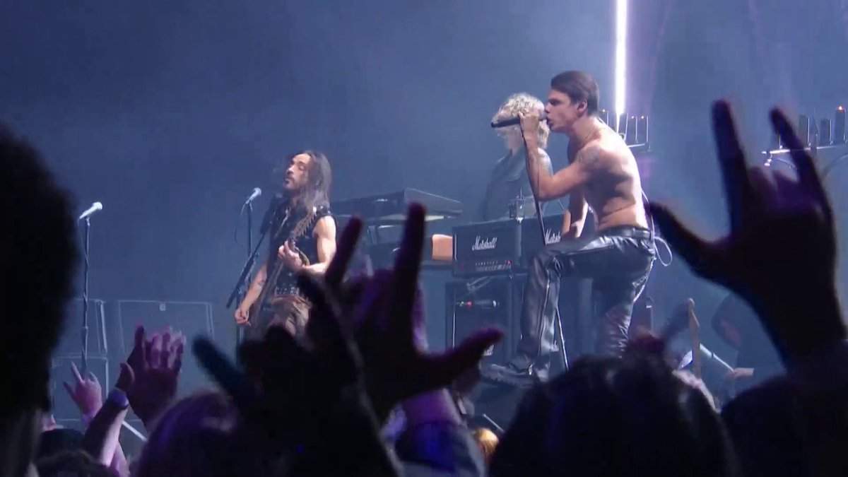 ALL ABOAAAAAAAAAARD HAHAHAHAHAHAHAHA!!!!!!!!

<a href="/yungblud/">YUNGBLUD</a> cantando "Crazy Train" en el homenaje a Ozzy Osbourne!!!!!

#VMAs <a href="/PlutoTVMX/">Pluto TV México</a> <a href="/PlutoTVAR/">Pluto TV Argentina</a> <a href="/MTVLA/">MTVLA</a> <a href="/MTVSur/">🌈 MTV Sur</a> <a href="/ParamountPlusMX/">Paramount+ México</a> <a href="/paramountplusar/">Paramount+ Argentina</a>