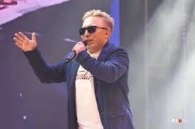 Витя Ак ест в кафе, к нему подходит официантка: 
- Вам добавки? 
- Больше я уже не буду  
- Это понятно. А добавки?