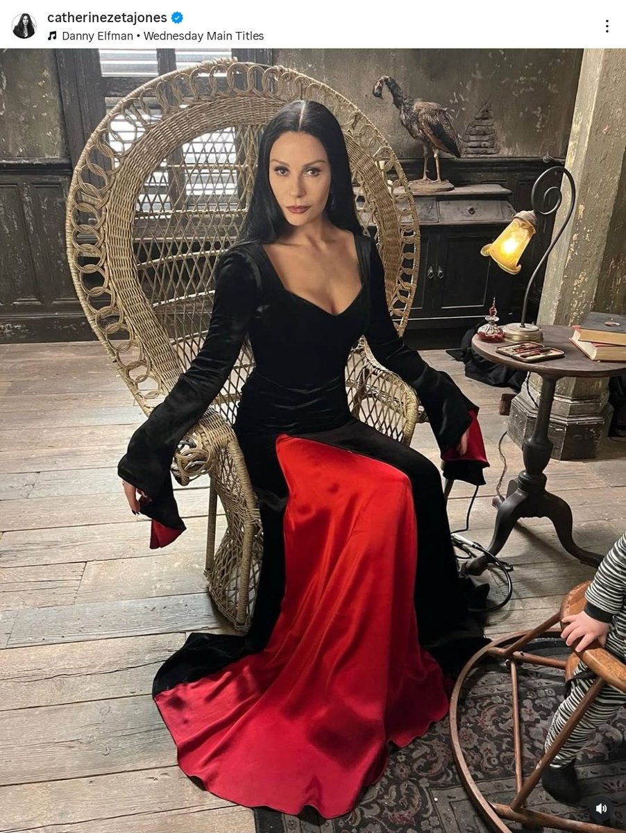 _JadePimenta_'s tweet photo. Por que ninguém está falando que a Catherine vazou um possível maior spoiler de #Wednesday 3??? Será que o Bebê de bigode vêm aí? 🥹
#MorticiaAddams #morticia #wednesday3 https://t.co/uwqMzQJm9v